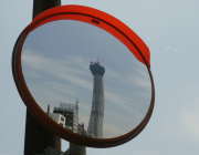 カーブミラーに映る東京スカイツリー